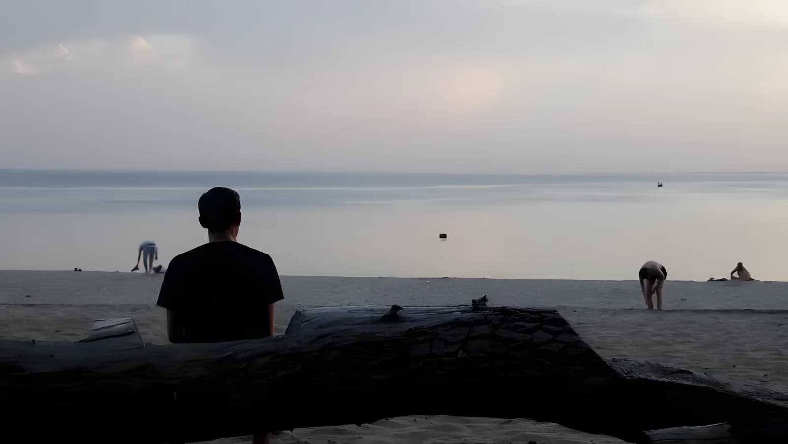 Vienas prie kūčių stalo