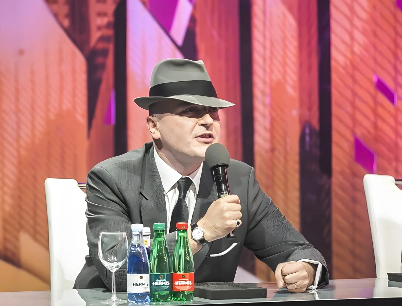 Ar pokalbių laidos vedėjas gali būti mokytojas?