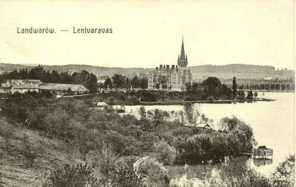 Senas atvirukas su ežero panorama ir neogotikiniais rūmais tolumoje, užrašas Landwarów – Lentvaravas