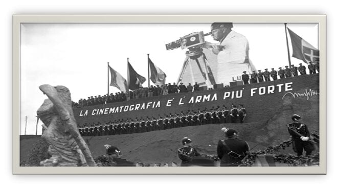 Nespalvota fašistinės Italijos propagandos scena su milžiniška kino kameros freska ir šūkiu apie kinematografiją