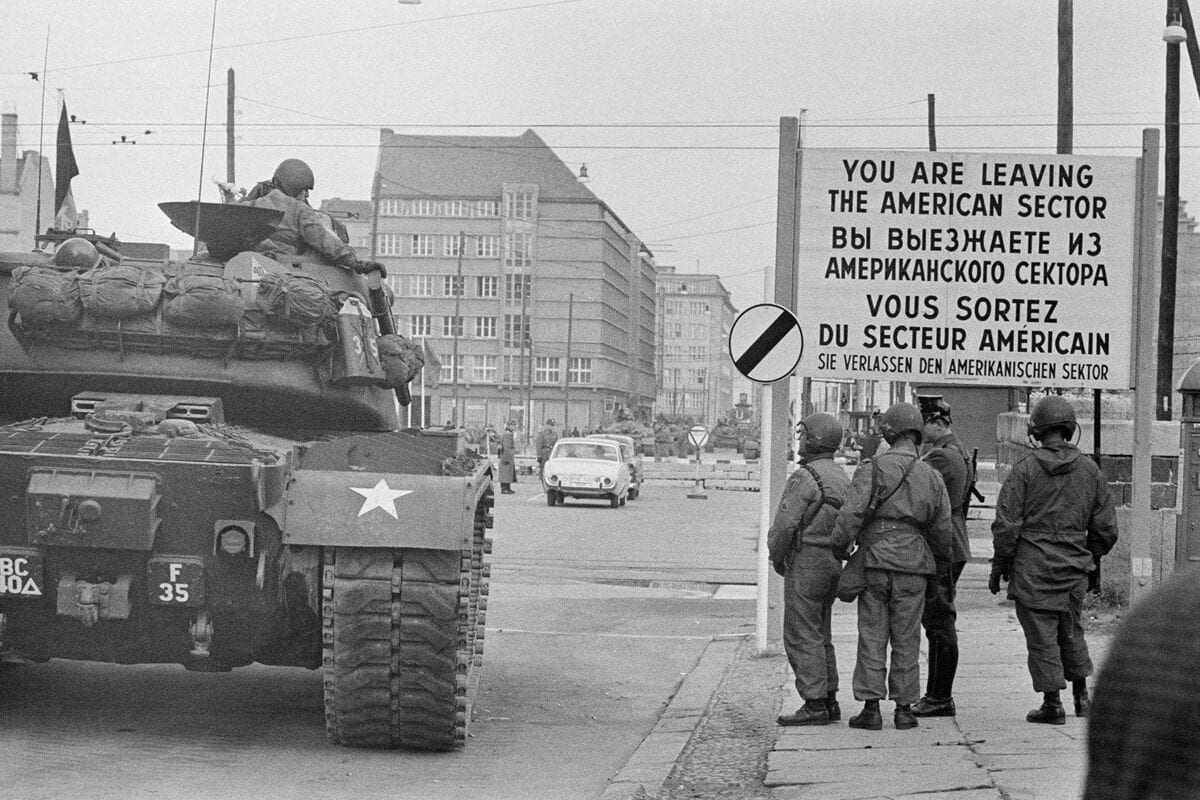 Amerikiečių tankas ir kariai prie ženklo, skelbiančio išvykimą iš Amerikos sektoriaus Berlyne