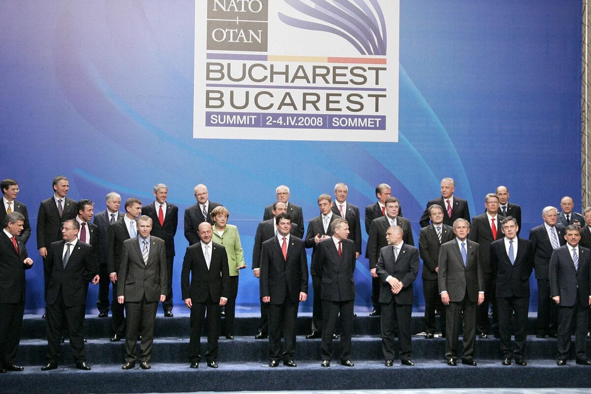 Valstybių vadovai pozuoja bendrai nuotraukai po NATO Bukarešto viršūnių susitikimo iškaba, 2008 m.