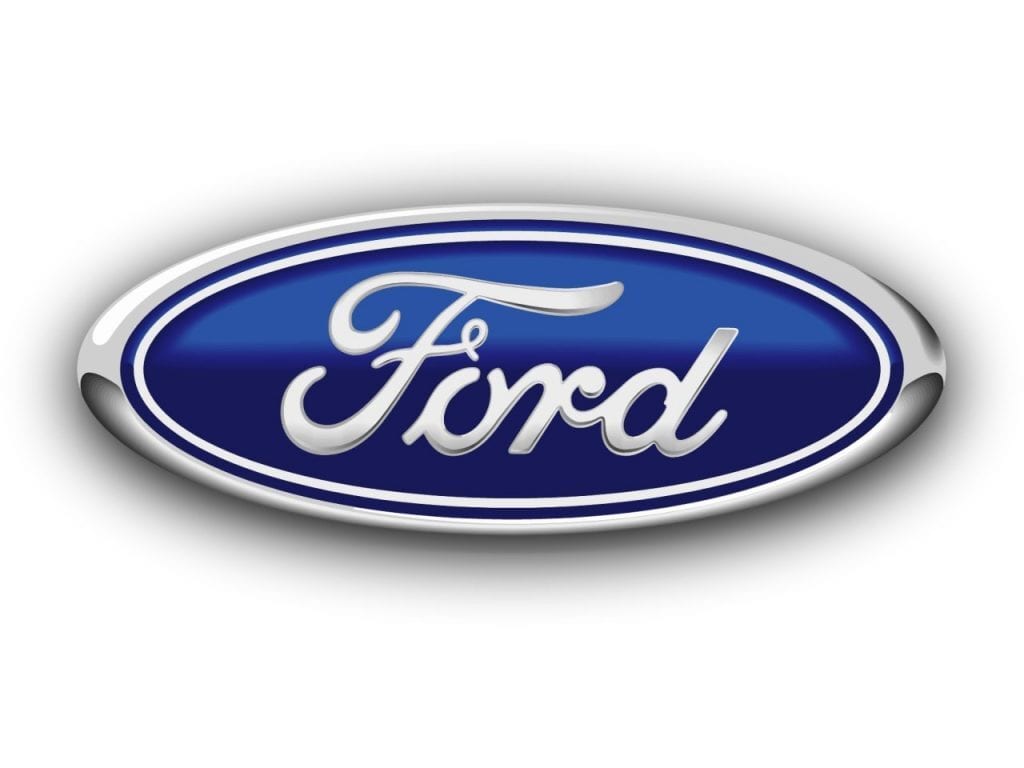 Mėlynas ovalus Ford logotipas su sidabriniu rėmeliu ir rašytiniu užrašu baltame fone