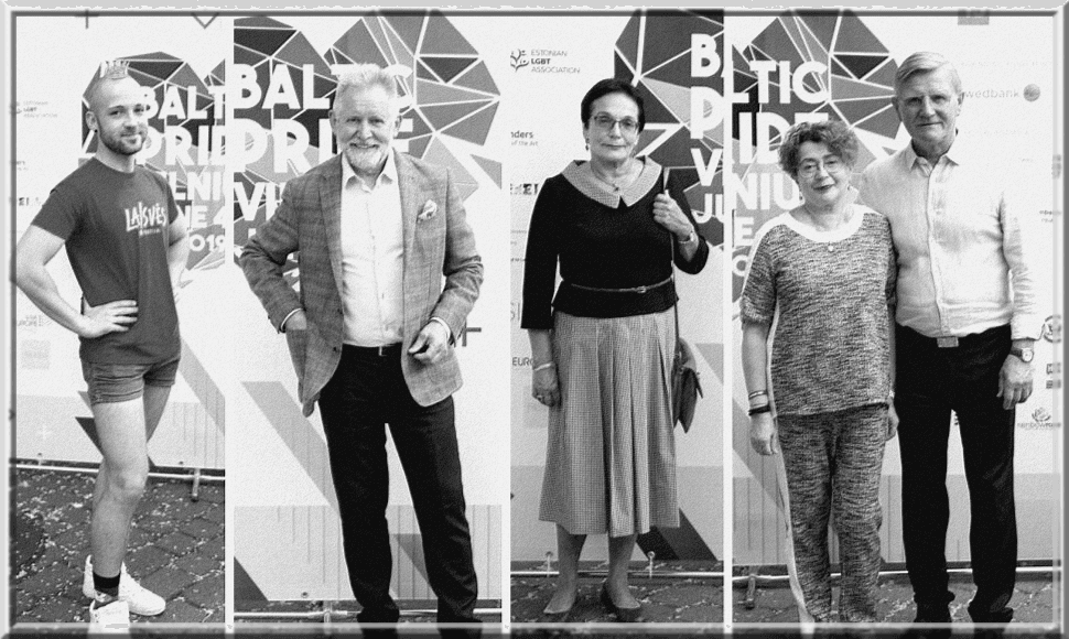 Keturios nespalvotos nuotraukos: žmonės pozuoja prie Baltic Pride renginio fono sienos