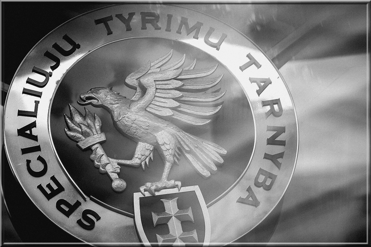 Metalinis Specialiųjų tyrimų tarnybos ženklas su ereliu, deglu ir Vyčio kryžiaus skydu