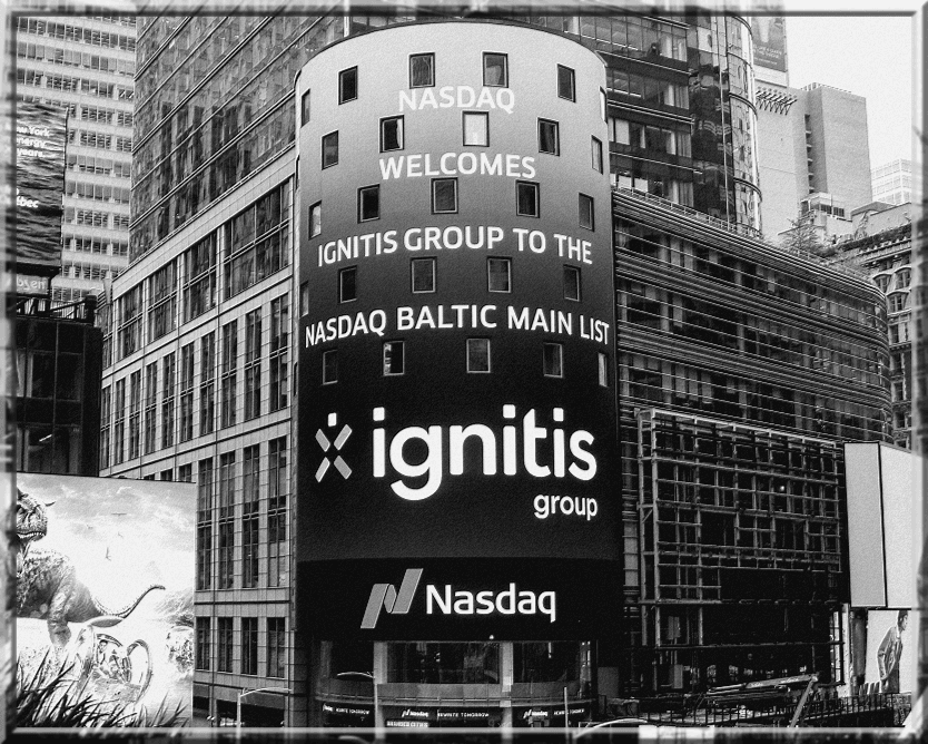 Nasdaq pastato ekranas su užrašu, sveikinančiu Ignitis Group Nasdaq Baltic pagrindiniame sąraše