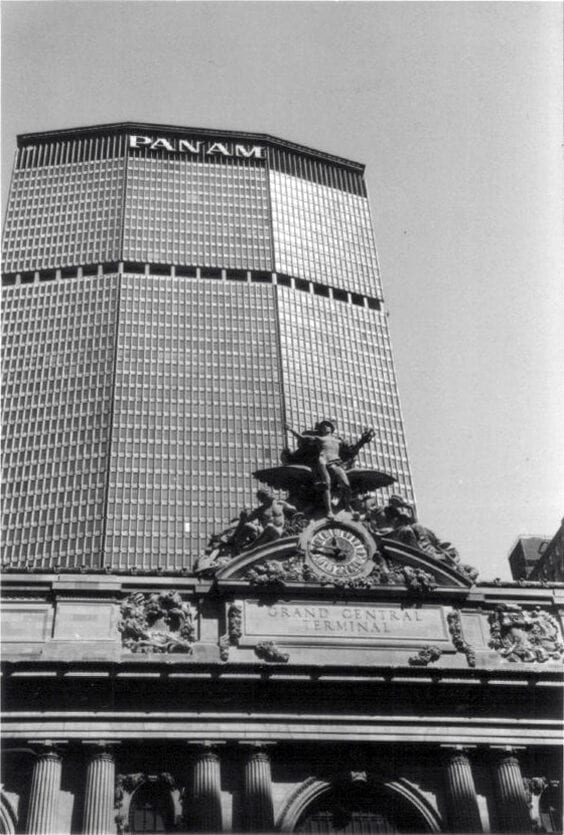 Nespalvota nuotrauka: dangoraižis su užrašu PAN AM virš Grand Central Terminal fasado ir laikrodžio