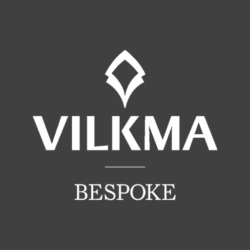 Tamsiai pilkas logotipas su balta romboidine emblema ir užrašu VILKMA BESPOKE