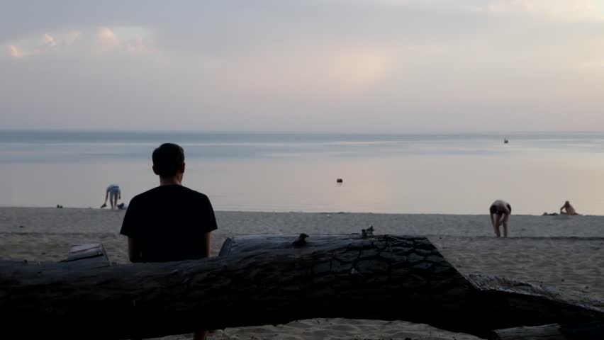 Vienas prie kūčių stalo